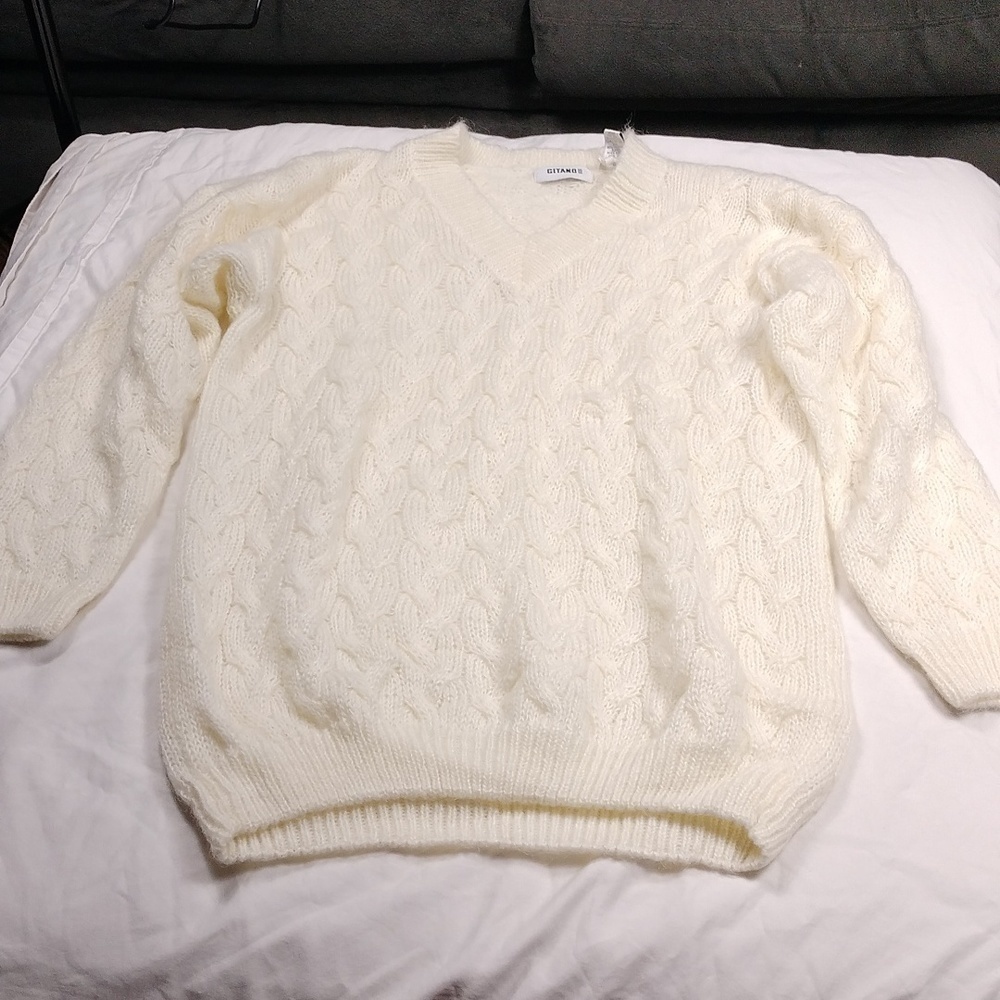 Gitano women's large sized v-neck sweater